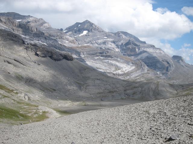 France Pyrenees, Gavarnie-Ordesa Circuit, East under high ridge, Walkopedia