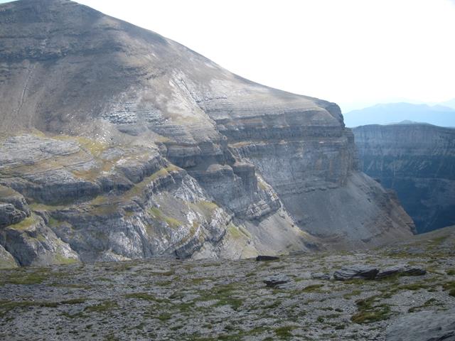 France Pyrenees, Gavarnie-Ordesa Circuit, Looking south to Tobacor and Ordesa, Walkopedia