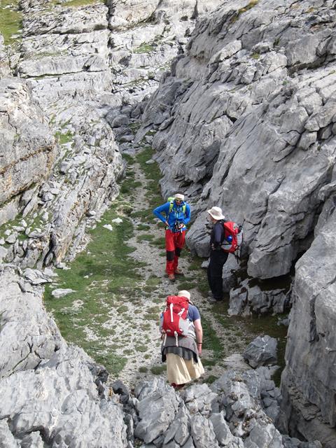 France Pyrenees, Gavarnie-Ordesa Circuit, Lane in rock pavement, Walkopedia