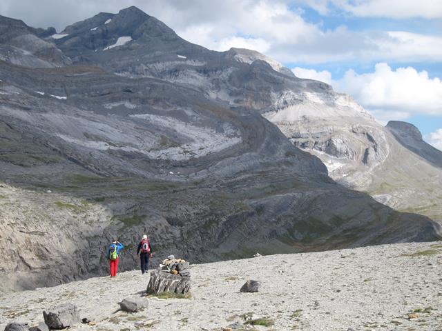 France Pyrenees, Gavarnie-Ordesa Circuit, Starting descent to Goriz, Monte Perdido massif behind, Walkopedia