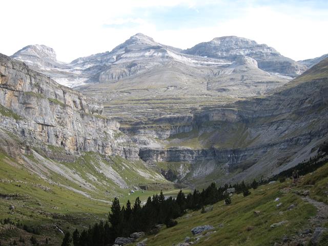 France Pyrenees, Gavarnie-Ordesa Circuit, Uper Ordesa canyon fm Faja de pelay, Walkopedia