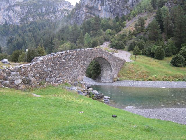 France Pyrenees, Gavarnie-Ordesa Circuit, Mediaeval Puente de Bujaruelo, Walkopedia