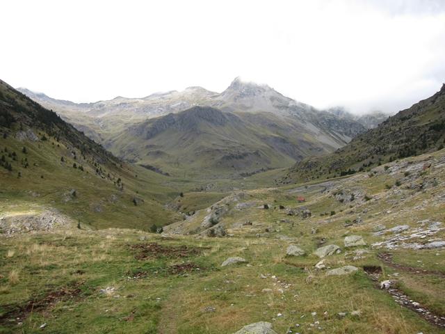 France Pyrenees, Gavarnie-Ordesa Circuit, Ara valley, Vignemeale above on right, passes to France round bend to right, Walkopedia