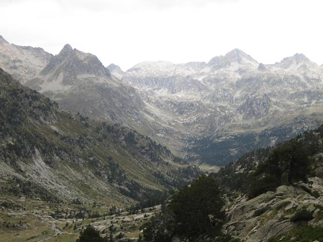 France Pyrenees, Gavarnie-Ordesa Circuit, Down onto Upper Marcadau valley, Walkopedia