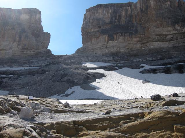 France Pyrenees, Gavarnie-Ordesa Circuit, Breche and glacier from shelf, Walkopedia