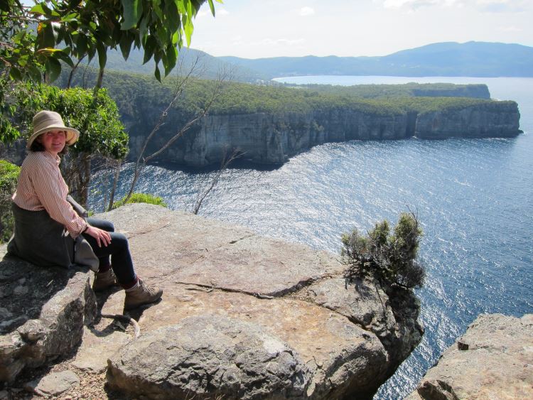 Australia Tasmania, Tasman Peninsula, Tasman Peninsula - Huge drop below Waterfall Bay, Walkopedia