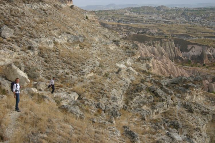 Turkey Central Anatolia Cappadocia, Ak Tepe, Descent between the cliffs, Walkopedia