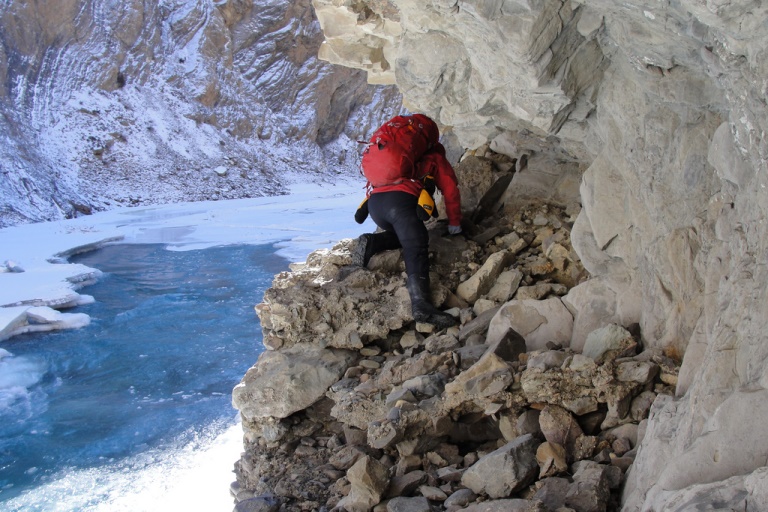 India Ladakh, Zanskar River in Winter, Scrambling over rocks when there is no ice to walk on, Walkopedia