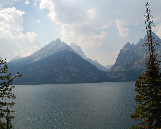 USA Western: Grand Teton NP, Jenny Lake to Cascade Canyon, Grand Teton National Park - Tetons across Jenny Lake, Walkopedia