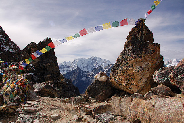 Nepal Everest Region, Bhote Kosi Valley, Bhote Kosi Valley - prayer flags on Renjo La, Walkopedia