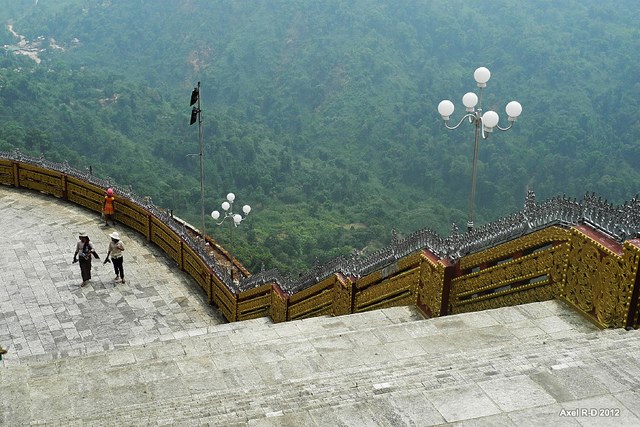 Myanmar, Mount Kyaiktiyo, Mt Kyaiktiyo, Walkopedia