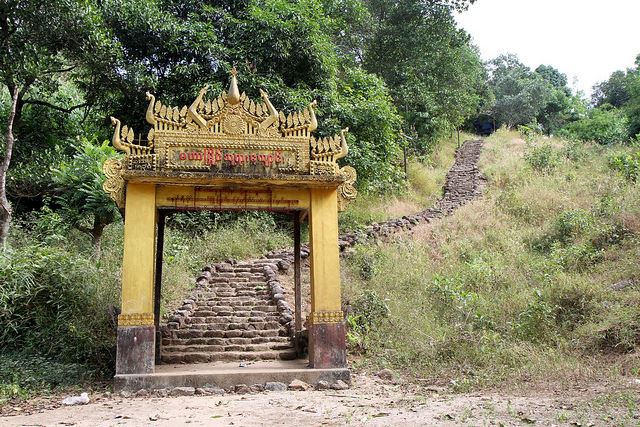 Mt Kyaiktiyo - © Copyright Flickr user jasoneppink Mount Kyaiktiyo: Mt Kyaiktiyo - © Copyright Flickr user jasoneppink