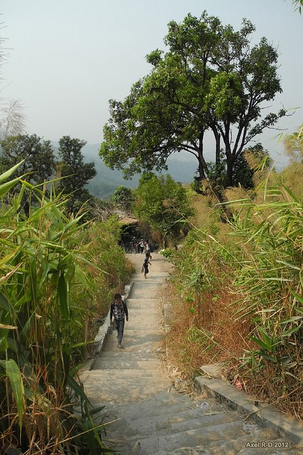 Myanmar, Mount Kyaiktiyo, Mt Kyaiktiyo, Walkopedia