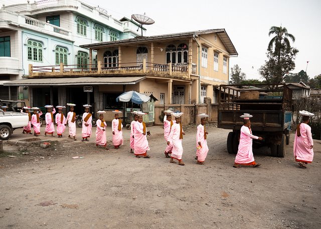 Myanmar, Pyin U Lwin, Pyin U Lwin - nuns, Walkopedia