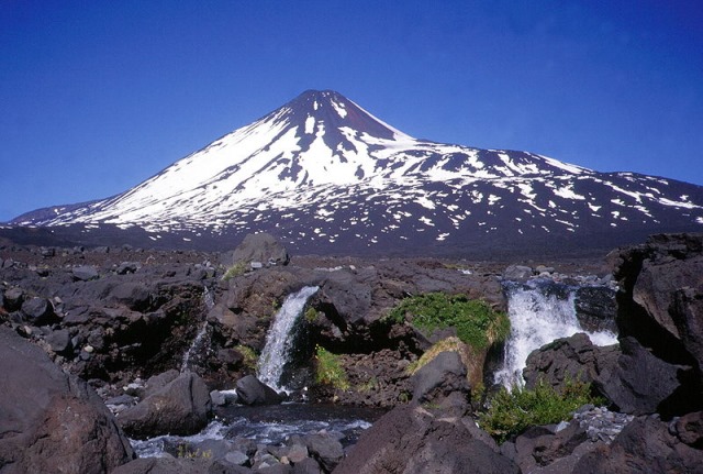 Laguna del Laja NP: Laguna del Laja NP - Volcan Antuco - © Copyright Wikimedia Commons Mono Andes