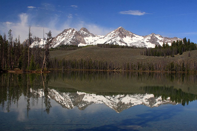 USA North-west, Sawtooth Mountains/Traverse, Sawtooth Mountains reflected in Redfish Lake, Walkopedia