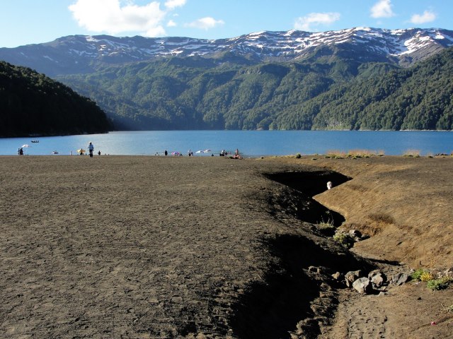 Chile Patagonia: Conguillio NP, Above Laguna Conguillio, Above Laguna Conguillio - Laguna Conguillio, Walkopedia