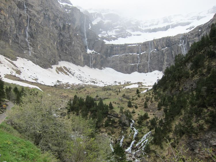 France Pyrenees, Gavarnie Area, Gavarnie Area - Inside the cirque on a wet, snowy day, Walkopedia