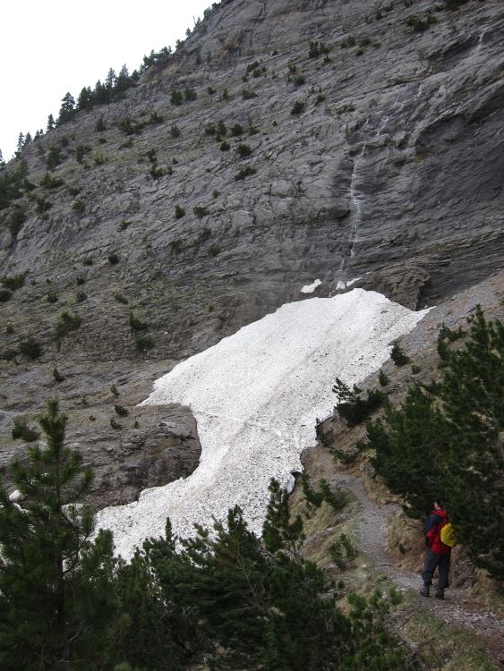 France Pyrenees, Gavarnie Area, Traverse to Pailla, with a dodgy snowfall to cross, Walkopedia