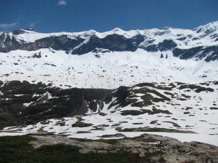 France Pyrenees, Cirque de Troumouse, Cirque de Troumouse - Cirque From centre, late snow mid-June, Walkopedia